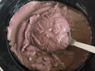 9、自制红豆沙,锅放油烧热，加红豆沙小火不停翻炒（我用的是不粘锅，如果你用普通锅要不停翻炒防止粘锅）