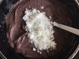 10、自制红豆沙,把糖放进去一起翻炒