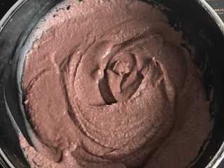 12、自制红豆沙,继续翻炒，水份不断流失越来越稠