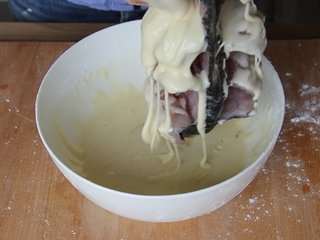 14、糖醋鱼,鱼上均匀的挂上糊，每个鱼片里面都要挂到