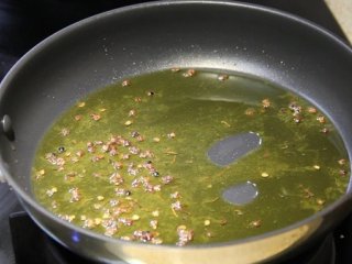 17、糖醋鱼,热锅放入油、花椒