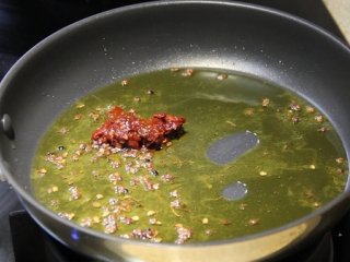 18、糖醋鱼,待花椒周边出气泡的时候放入豆瓣酱炒出红油