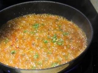 29、糖醋鱼,撒上葱花翻炒