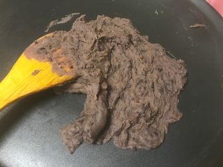5、宝斗糕,小火不断翻炒至豆馅干爽成团。