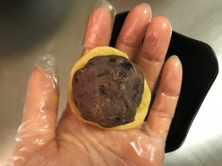 11、宝斗糕,皮按扁放入馅料。