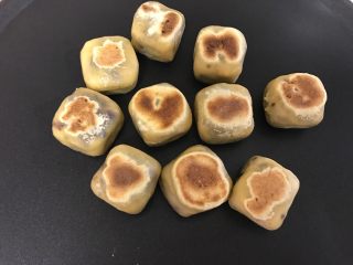 15、宝斗糕,烙好一面再烙其他面，直至全部完成。