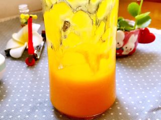 2、紫薯南瓜发糕,蒸熟的南瓜打成泥