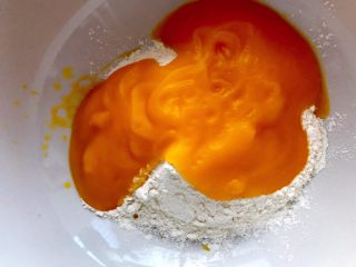 3、紫薯南瓜发糕,把南瓜泥加入酵母跟面活成面团，如果南瓜泥水份不够，和面的时候适量加些温水