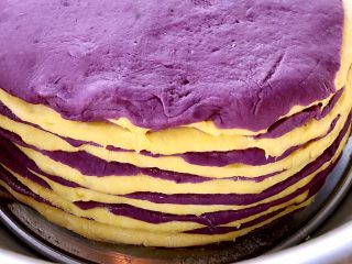 9、紫薯南瓜发糕,将面团擀成8寸磨具大小的圆饼状，颜色交错，叠放整齐，二次发酵20分钟