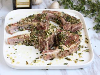 3、香煎小羊排配百里香烤南瓜,将百里香和蒜剁成细碎，连同孜然和5ml橄榄油一起抹在羊排上，按摩几分钟，放入冰箱冷藏腌制过夜。不能等就腌一二个小时吧！ 