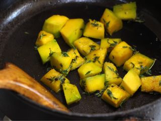 5、香煎小羊排配百里香烤南瓜,锅中加入5ml的橄榄油后放入南瓜和百里香碎煎，撒2克海盐，些许黑胡椒粉至南瓜上色。