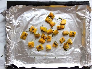 6、香煎小羊排配百里香烤南瓜,然后把南瓜放到预热180度的烤箱烤30分钟至熟。