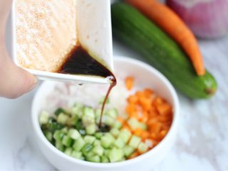 8、香煎小羊排配百里香烤南瓜,黄瓜、洋葱和胡萝卜切小丁装碗，将沙拉淋入拌匀。