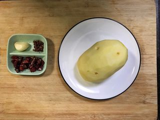 1、超满足便当（16）,土豆去皮 准备好干辣椒段 花椒 蒜瓣
