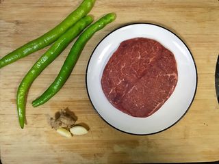 2、超满足便当（16）,青椒洗净去头 蒜瓣去皮 牛排解冻 姜去皮