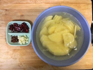 4、超满足便当（16）,土豆切片 泡水 蒜瓣切末