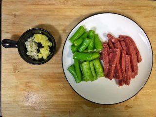 5、超满足便当（16）,牛排切成牛柳 辣椒切段 姜蒜切末