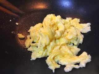 8、超满足便当（16）,用筷子搅拌（这样夹少部分到打蛋液的碗把碗内的蛋液沾上 再倒入锅内加热一下下）