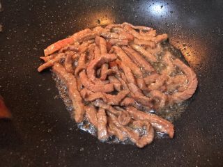 14、超满足便当（16）,翻炒至牛柳变色 即可盛出 把油留在锅里