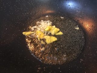 15、超满足便当（16）,加入姜蒜 爆香