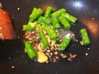 16、超满足便当（16）,倒入辣椒翻炒 再加少许盐翻炒