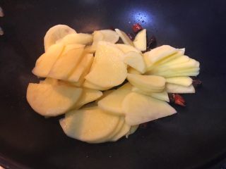 23、超满足便当（16）,倒入土豆片 翻炒