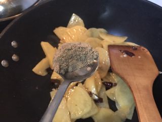 25、超满足便当（16）,土豆片熟了之后 重头戏来了 加入大半勺孜然粉炒匀即可出锅