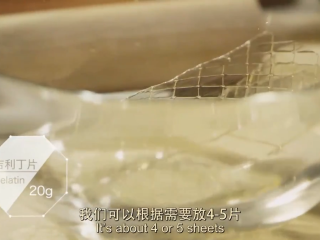 3、樱花芝士蛋糕,取清水，放吉利丁片