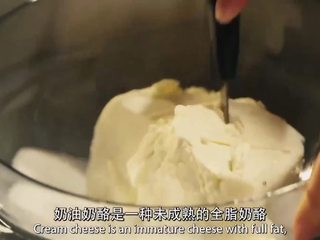 4、樱花芝士蛋糕,将奶油奶酪和幼砂糖放入盆中,再放入热水中，充分搅拌，作为蛋糕的芝士层