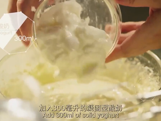 6、樱花芝士蛋糕,加入朗姆酒、擦碎的柠檬皮和挤出的柠檬汁，加入固体酸奶与芝士层搅拌均匀