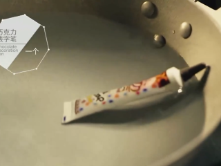 12、樱花芝士蛋糕,巧克力笔放锅中加热