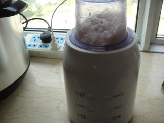 2、松仁鱼米,洗净后吸干水份切成小块用料理机打成鱼泥