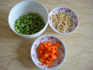 4、松仁鱼米,准备胡萝卜丁，青豆和松仁