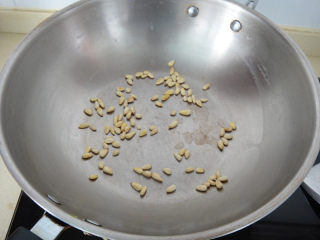 6、松仁鱼米,用小火把松仁炒香