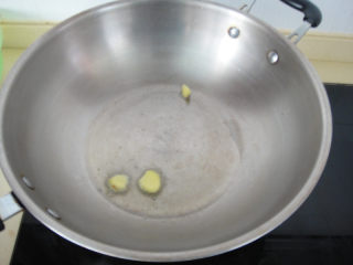 11、松仁鱼米,锅内加入油，温油加入姜片爆香