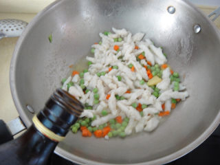 13、松仁鱼米,加入适量料酒