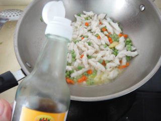 14、松仁鱼米,滴入适量鱼露