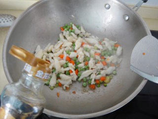 15、松仁鱼米,滴入适量香油煸炒均匀后熄火出锅