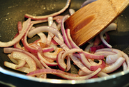 9、洋葱锅烧鸡腿饭,锅里另加入一点点油，把洋葱丝炒香