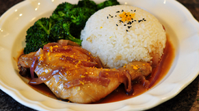 12、洋葱锅烧鸡腿饭,装盘的时候依次摆上米饭（用碗装好后倒扣），摆上鸡腿和西兰花，淋上汤汁，最后再磨些橙皮点缀，喜欢的话米饭上面也可以加少许黑芝麻和橙皮点缀