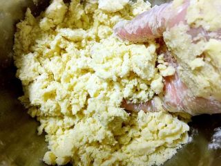 2、彩虹水果奶酪派,软化好的黄油加入糖和低筋面粉,用手(戴上一次性手套)或者硅胶刮刀拌成颗粒状。