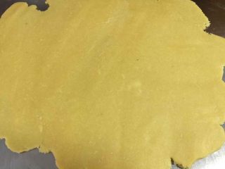 4、彩虹水果奶酪派,将冷藏好的面团擀成大约0.2厘米的大薄片。