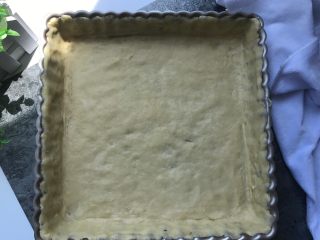 5、彩虹水果奶酪派,将面皮放进派模里,使面皮和派模贴合在一起,去掉边缘部分。(我用的面皮比较少,檊的也比较薄,基本上没有多余部分)