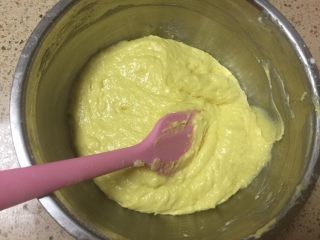 7、彩虹水果奶酪派,加入鸡蛋打匀。