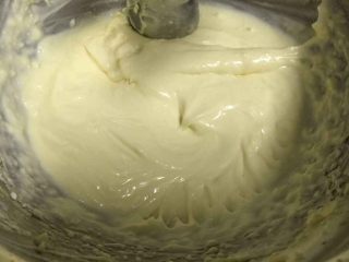 9、彩虹水果奶酪派,最后筛入低筋面粉和玉米淀粉打至融合即成芝士馅。