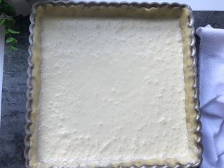 10、彩虹水果奶酪派,派皮里倒入芝士馅。