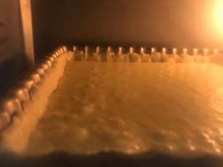 11、彩虹水果奶酪派,烤箱180度预热5分钟,中下层烤30分钟左右表皮凝固上色即可。