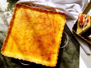 12、彩虹水果奶酪派,烤好的奶酪派晾凉至常温。