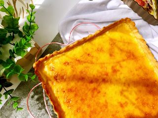 13、彩虹水果奶酪派,因为是活底的,轻轻一推底部即可脱模。