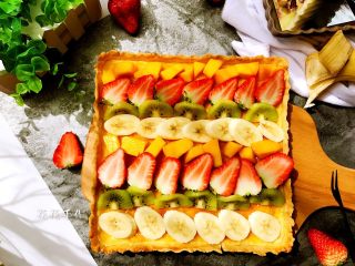 14、彩虹水果奶酪派,摆上喜欢的水果粒或水果片。